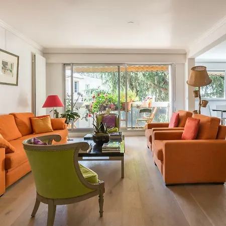 Apartment Veeve - An Orange Ember *